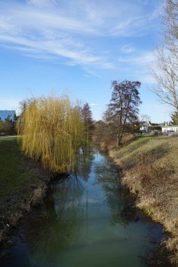 Güneşli bir bahar gününde Mart ayında Wuhle Nehri manzarası ve güzel bitki örtüsü. Marzahn-Hellersdorf, Berlin, Almanya  