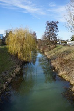 Güneşli bir bahar gününde Mart ayında Wuhle Nehri manzarası ve güzel bitki örtüsü. Marzahn-Hellersdorf, Berlin, Almanya  