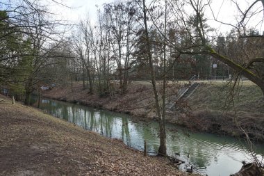 Güneşli bir bahar gününde Mart ayında Wuhle Nehri manzarası ve güzel bitki örtüsü. Marzahn-Hellersdorf, Berlin, Almanya  