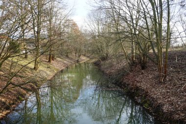 Güneşli bir bahar gününde Mart ayında Wuhle Nehri manzarası ve güzel bitki örtüsü. Marzahn-Hellersdorf, Berlin, Almanya  