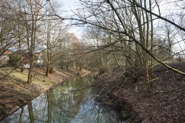 Güneşli bir bahar gününde Mart ayında Wuhle Nehri manzarası ve güzel bitki örtüsü. Marzahn-Hellersdorf, Berlin, Almanya  