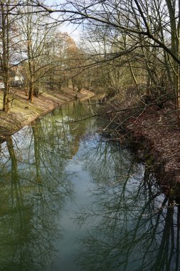Güneşli bir bahar gününde Mart ayında Wuhle Nehri manzarası ve güzel bitki örtüsü. Marzahn-Hellersdorf, Berlin, Almanya  
