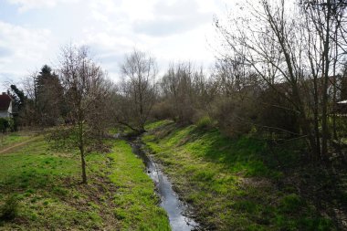 Güneşli bir bahar gününde sığ Wuhle Nehri manzarası. Marzahn-Hellersdorf, Berlin, Almanya 