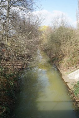 Güneşli bir bahar gününde sığ Wuhle Nehri manzarası. Marzahn-Hellersdorf, Berlin, Almanya 