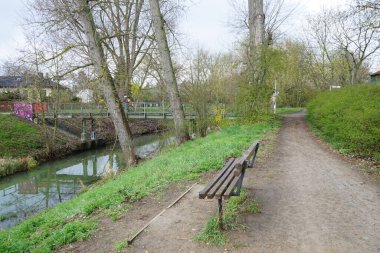 Nehir kenarındaki bankta. Berlin, Almanya 