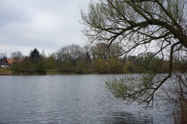 Bahar günü Wuhlesee Gölü manzarası. Marzahn-Hellersdorf, Berlin, Almanya  