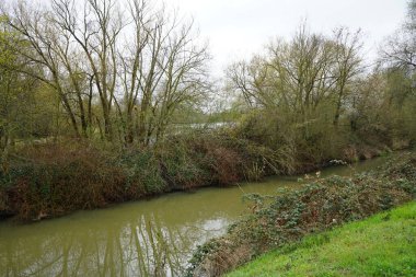 Bahar aylarında muhteşem bir bitki örtüsüyle Wuhle Nehri. Berlin, Almanya  