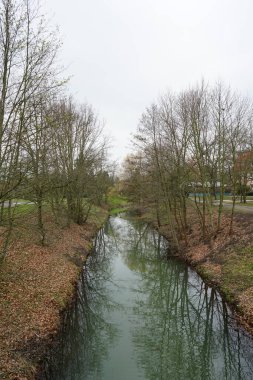 Bahar aylarında muhteşem bir bitki örtüsüyle Wuhle Nehri. Berlin, Almanya  