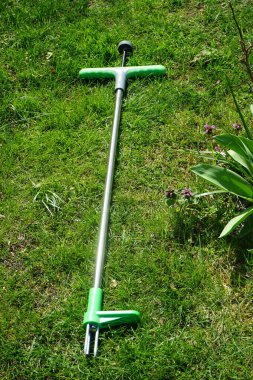 Bahçedeki yabani otları temizleyen bir cihaz. Berlin, Almanya 