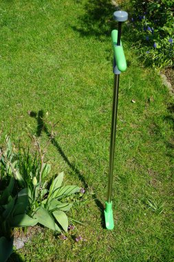 Bahçedeki yabani otları temizleyen bir cihaz. Berlin, Almanya 