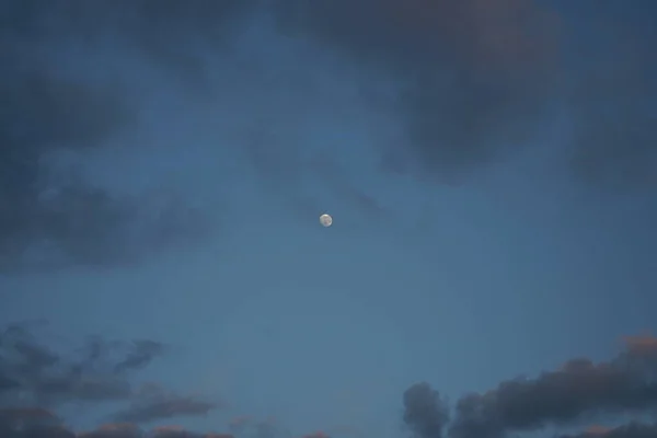 Der Mond Auf Dem Hintergrund Des Bewölkten Himmels Abend Berlin — Stockfoto