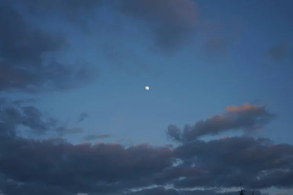 Lune Sur Fond Ciel Nuageux Dans Soirée Berlin Allemagne — Photo