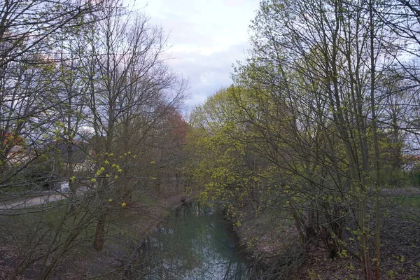 Άποψη Του Ρηχού Ποταμού Wuhle Μια Ηλιόλουστη Ανοιξιάτικη Μέρα Βερολίνο — Φωτογραφία Αρχείου
