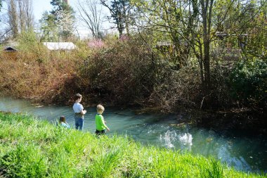 Wuhle Nehri 'nin yanındaki tatilciler. Berlin, Almanya 