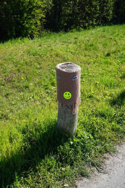 Yol kenarındaki süslü tahta direkler. Berlin, Almanya 