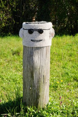Yol kenarındaki süslü tahta direkler. Berlin, Almanya 