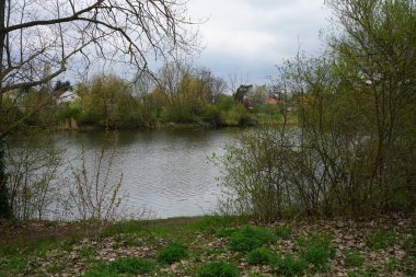 Bir Mayıs günü Wuhlesee Gölü manzarası. Marzahn-Hellersdorf, Berlin, Almanya  