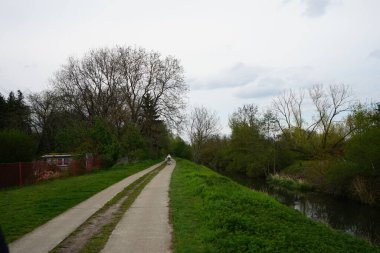 Mayıs ayında Wuhle Nehri boyunca yürü. Marzahn-Hellersdorf, Berlin, Almanya 
