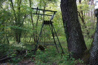 Ormandaki avcılar için bir kule. Kaulsdorf, Berlin, Almanya 
