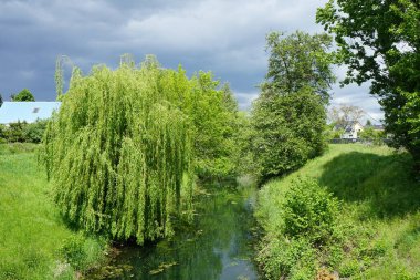 Güneşli bir bahar gününde sığ Wuhle Nehri manzarası. Berlin, Almanya 