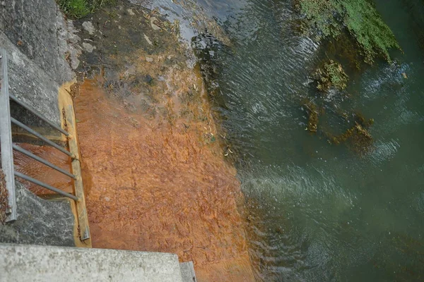 Escorra Água Para Rio Wuhle Berlim Alemanha — Fotografia de Stock