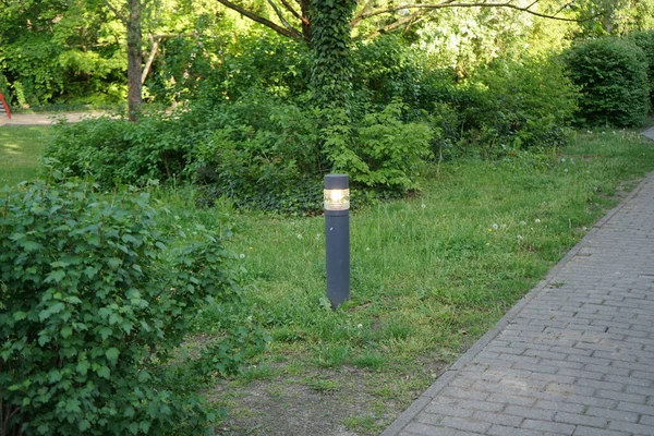 Una Lampada Giardino Brilla Lungo Sentiero Berlino Germania — Foto Stock
