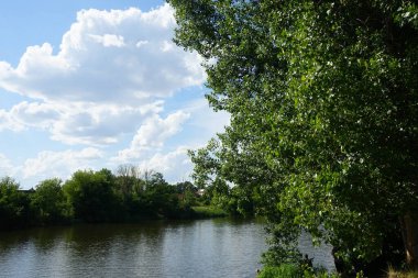 Güneşli bir yaz gününde 
