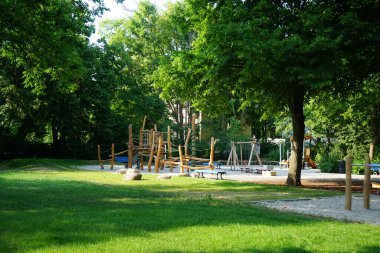Berlinliler 'in dinlenme alanındaki çocuklar için oyun alanı. Berlin, Almanya 