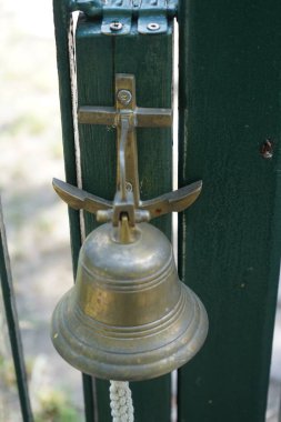 Çitin kapısında çan var. Berlin, Almanya