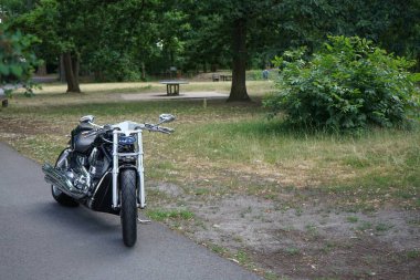 Motosiklet dinlenme alanının yanındaki yolda. Berlin, Almanya  