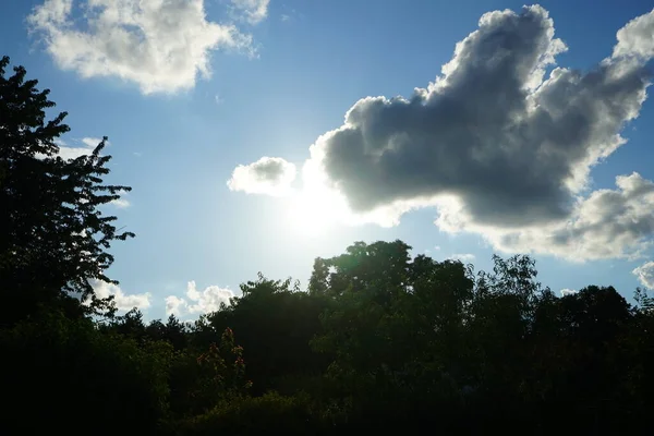 Zon Een Bewolkte Hemel Juli Berlijn Duitsland — Stockfoto