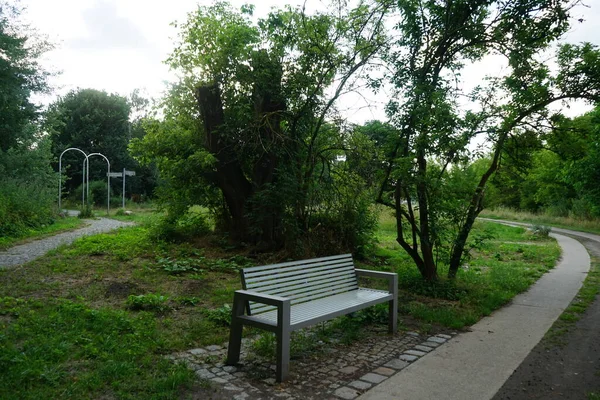 Wuhletal Yürüyüş Yolunun Dinlenme Alanındaki Bankta Marzahn Hellersdorf Berlin Almanya — Stok fotoğraf