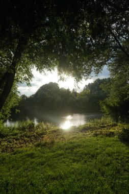 Temmuz 'da gün batımında Wuhlesee Gölü' nün muhteşem manzarası. Marzahn-Hellersdorf, Berlin, Almanya 