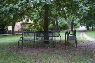 Schwabenplatz 'da dinlenen Berlinliler için banklar. Marzahn-Hellersdorf, Berlin, Almanya