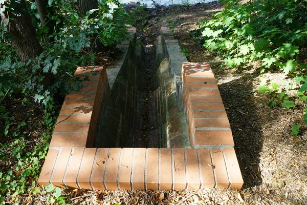 Odprowadzanie Wody Deszczowej Stawu Widok Staw Kornerteich Parku Słoneczny Sierpniowy — Zdjęcie stockowe