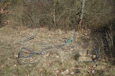Şubat ayında bir dinlenme alanında eski futbol kaleleri yer almaktadır. Berlin, Almanya, Avrupa.