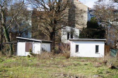 Şubat ayında Berlin 'deki terk edilmiş bahçe arazilerinin manzarası. Almanya, Avrupa. 