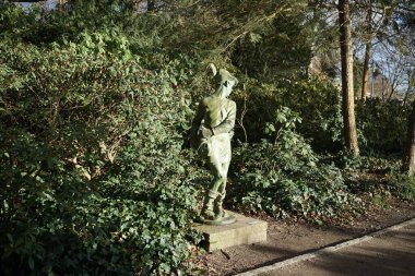 Berlin, Almanya, Avrupa - 26 Şubat 2023: Schloss Koepenick 'in saray bahçesine yerleştirilen Hermann Joachim Pagels' in 