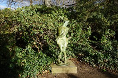 Berlin, Almanya, Avrupa - 26 Şubat 2023: Schloss Koepenick 'in saray bahçesine yerleştirilen Hermann Joachim Pagels' in 