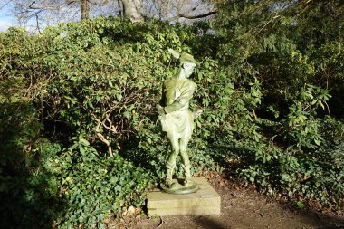 Berlin, Almanya, Avrupa - 26 Şubat 2023: Schloss Koepenick 'in saray bahçesine yerleştirilen Hermann Joachim Pagels' in 