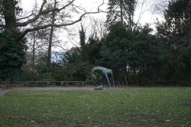 Berlin, Almanya, Avrupa - 26 Şubat 2023: Schloss Koepenick saray parkına yerleştirilen Hans-Detlev Hennig 'in 1977-1980 yılları arasında 