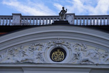 Schloss Koepenick, İngiliz tarzı bir parkla çevrili bir adada bulunan ve adını Koepenick 'e veren Brandenburg' un Hohenzollern seçmenlerinin Barok su sarayı. Berlin, Almanya, Avrupa.