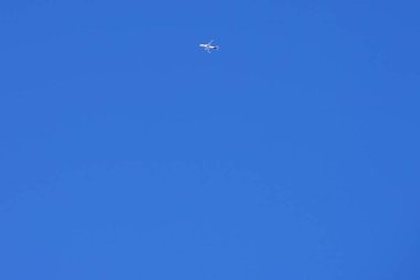 Şubat ayında Flughafen Berlin Brandenburg Willy Brandt Havaalanı 'ndan bir uçak havalanır. Berlin, Almanya, Avrupa.                                     