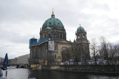 Berlin, Almanya, Avrupa - 5 Mart 2023: Mart 'ta Spree Nehri ve Berlin Katedrali' nin manzarası. Berlin Katedrali, Berliner Dom, Evanjelik Yüksek Kilise ve Kolej Kilisesi, anıtsal bir Alman Protestan kilisesidir.. 