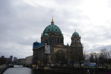 Berlin, Almanya, Avrupa - 5 Mart 2023: Mart 'ta Spree Nehri ve Berlin Katedrali' nin manzarası. Berlin Katedrali, Berliner Dom, Evanjelik Yüksek Kilise ve Kolej Kilisesi, anıtsal bir Alman Protestan kilisesidir.. 
