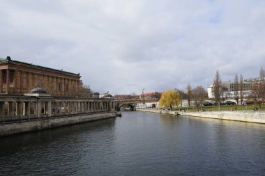 Friedrichs Köprüsü 'nden Alte Nationalgalerie ve Spree nehrinin görüntüsü veya Berlin, Almanya, Avrupa' daki Friedrichsbruecke. 