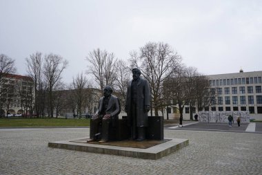 Berlin, Almanya, Avrupa - 5 Mart 2023: Karl Marx ve Friedrich Engels 'in heykeli heykeltraş Ludwig Engelhardt tarafından tasarlandı ve Marx-Engels-Forum' da yer aldı.. 