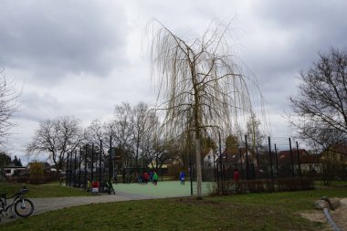 Berlin, Almanya - 8 Mart 2023: Ulmen-Spielplatz 'da oyuncularla birlikte bir futbol ve basketbol sahası.