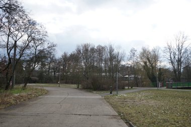 Mart ayında bir bahar günü Wuhle Nehri üzerindeki yaya köprüsü ve çevresindeki bölgenin görüntüsü. Berlin, Almanya 