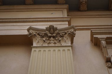 1874 'te inşa edilmiş tarihi bir konut binasının cephesinde dekoratif unsurlar. Bir mimari anıt ve Alt-Kaulsdorf topluluğunun bir parçası. Dorfstrasse 35, Berlin, Almanya, Avrupa. 